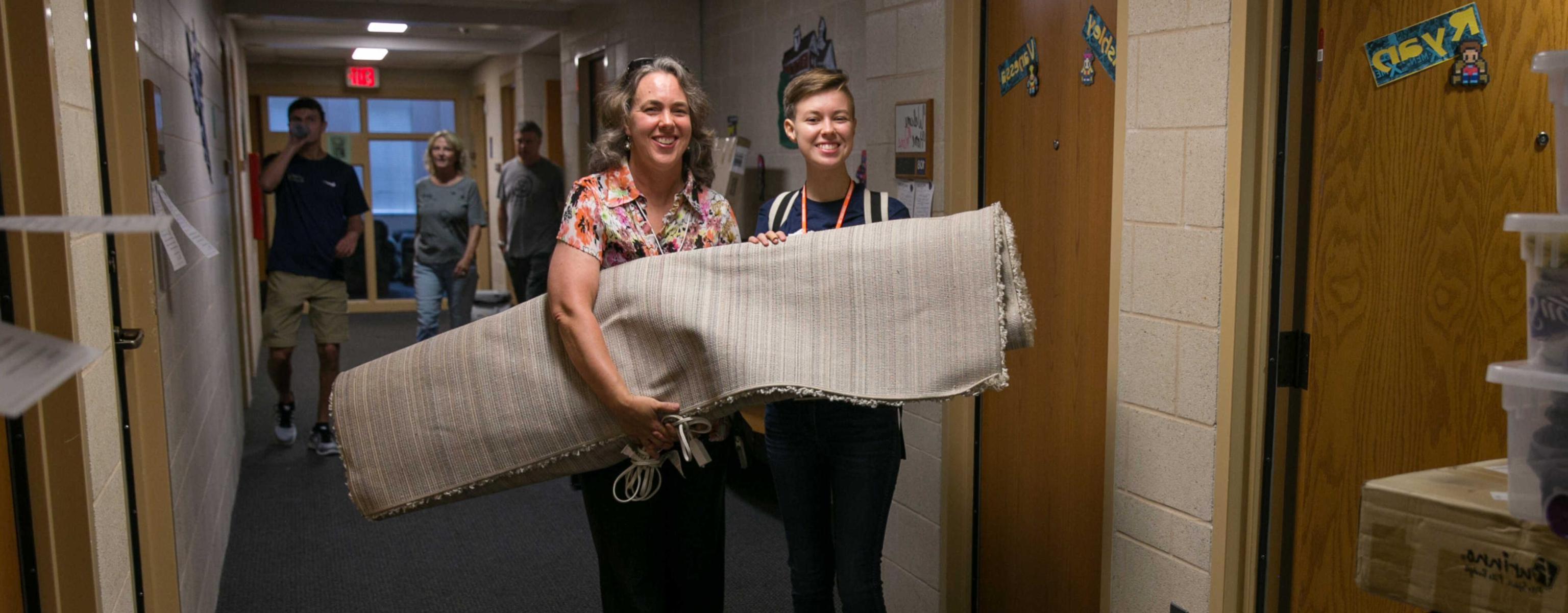 Student moving into Teresa Hall with her mom