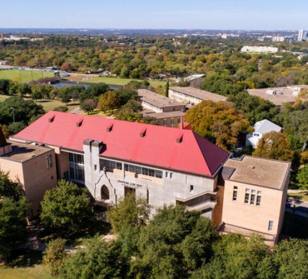 An aerial view of 比尔·蒙迪商学院 and the downtown Austin skyline.