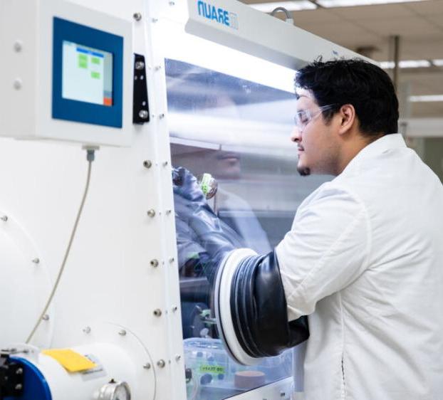 一个圣. 爱德华。's student working in a high-tech lab on campus